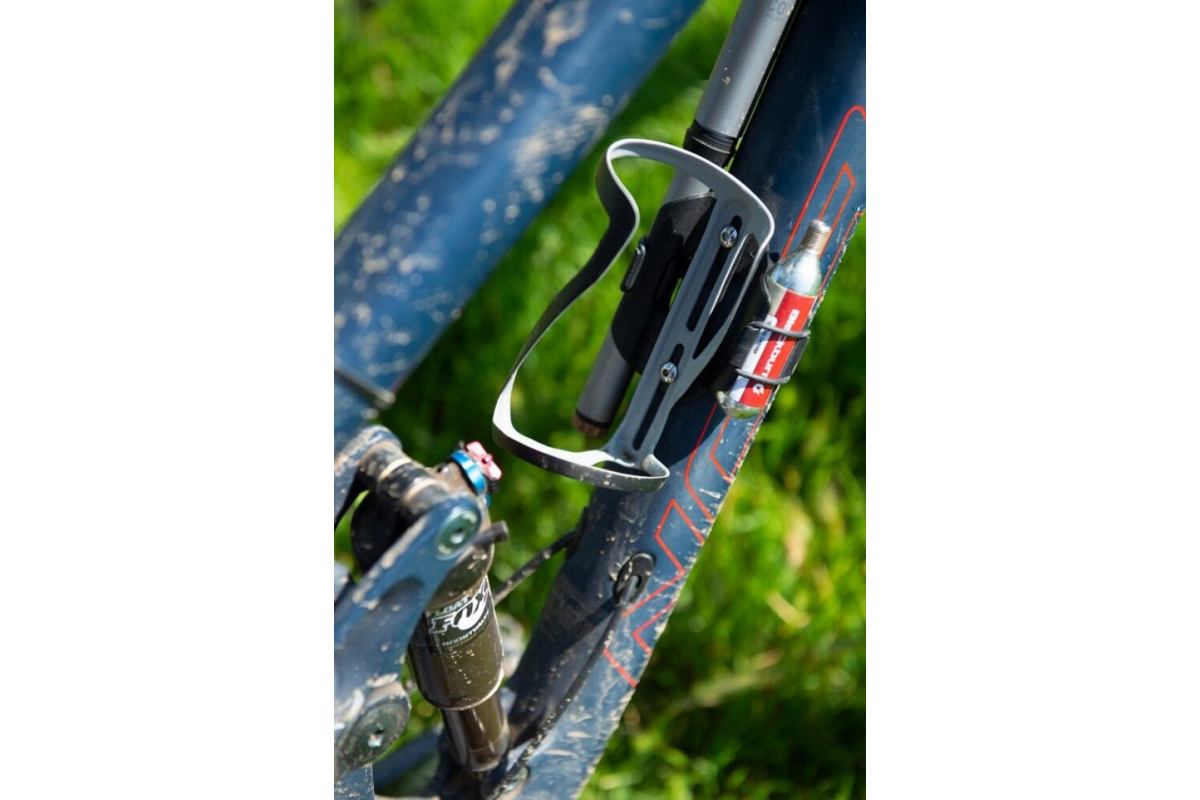 Porte-Bidon BLACKBURN Carbon CLUTCH Main Droite