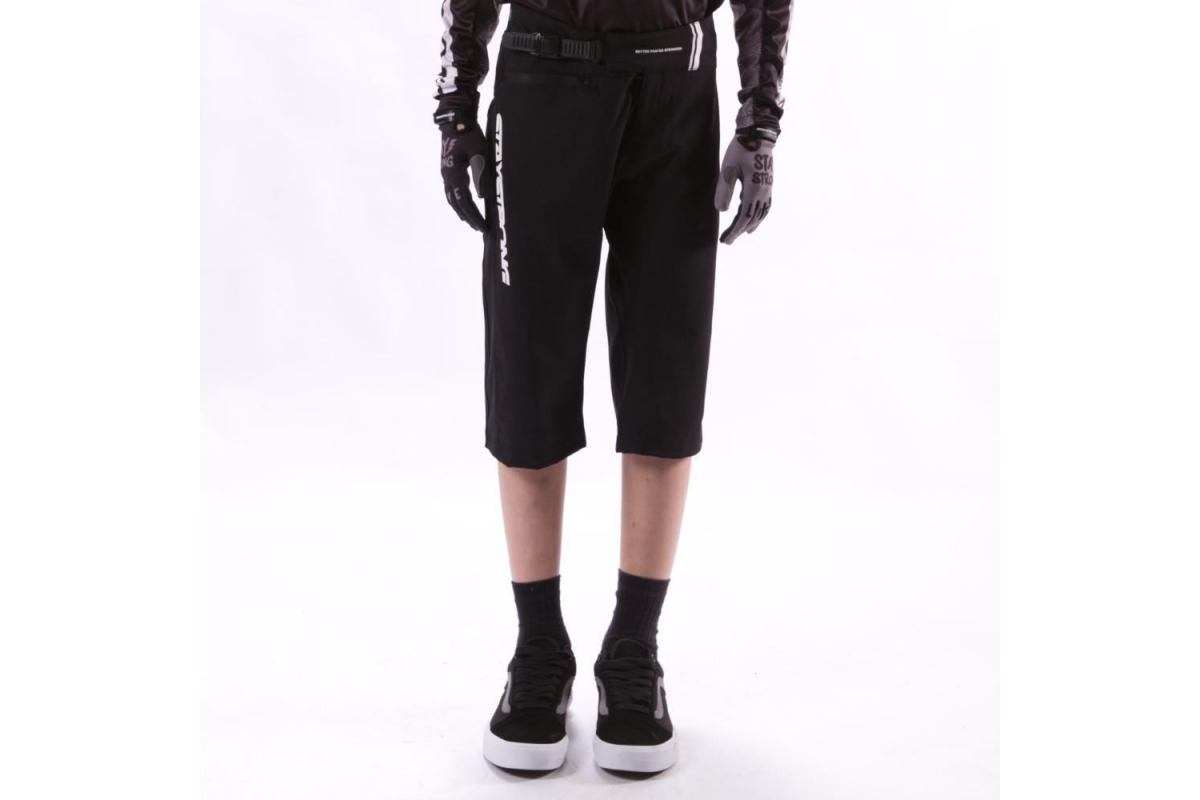 4_stay-strong-v2-race-short-noir-blanc-adulte