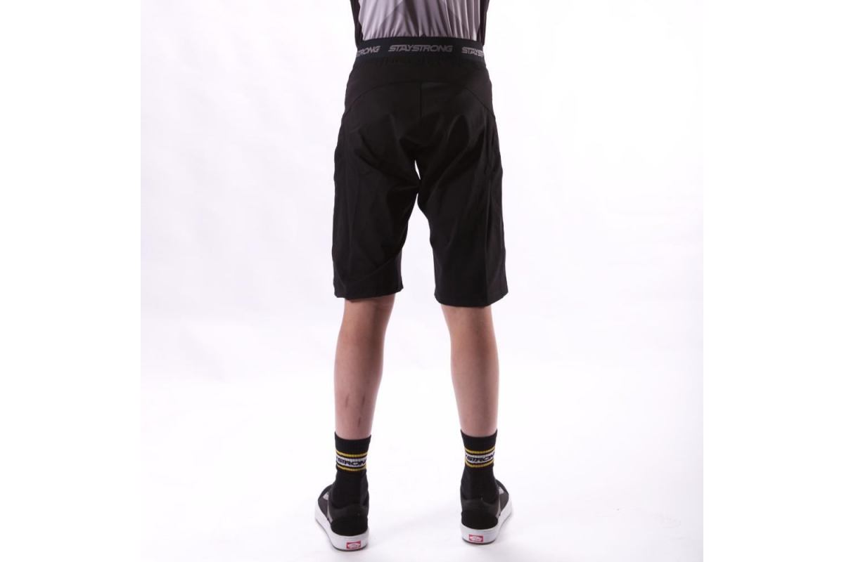 1_stay-strong-v2-race-short-noir-noir-adulte