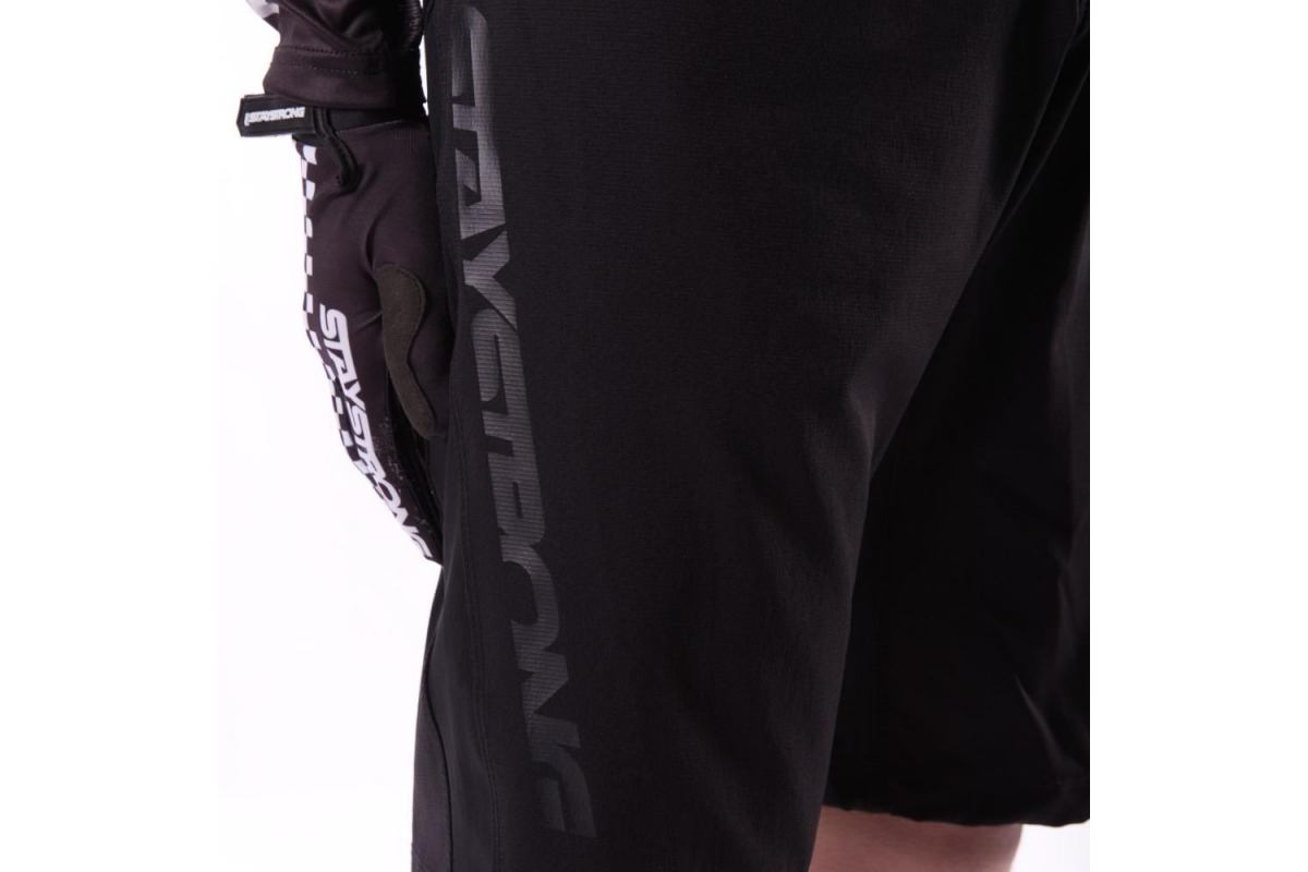 2_stay-strong-v2-race-short-noir-noir-adulte