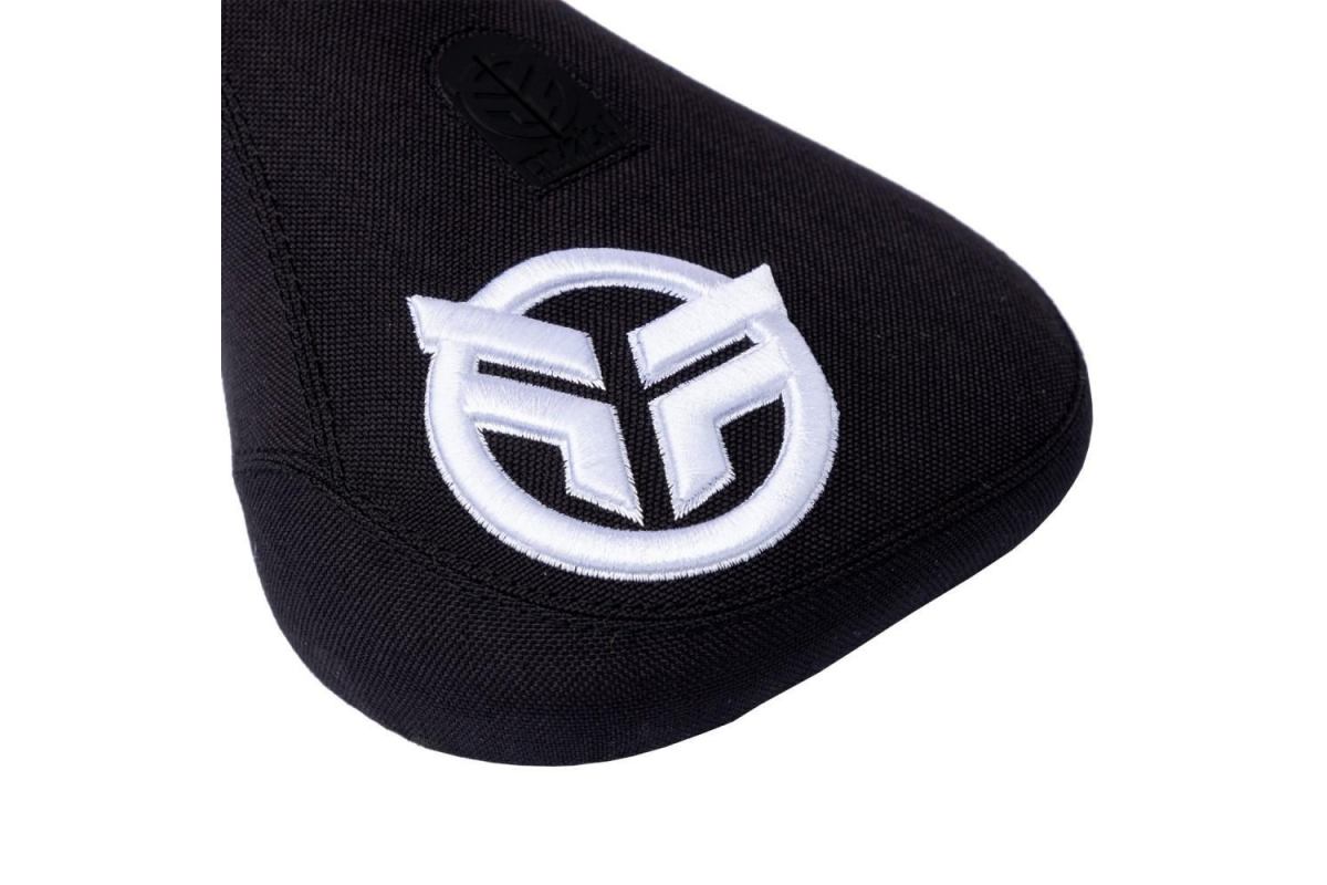 2_selle-federal-mid-pivotal-logo-white-raised-stitching-black