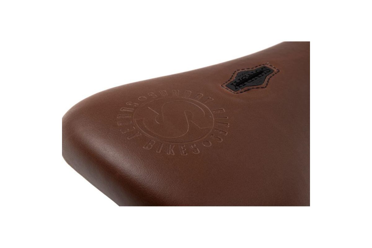 4_selle-sunday-badge-perforated-pivotal-brown
