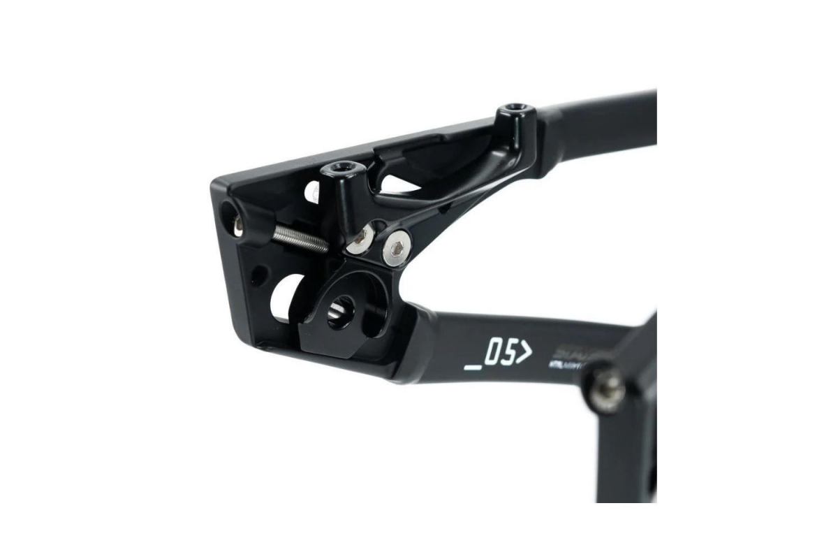 4_cadre-stay-strong-for-life-v5-2025-red-black