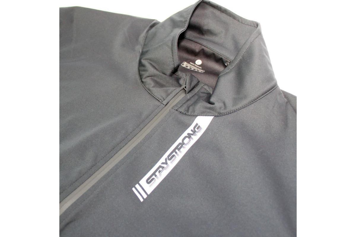 2_veste-stay-strong-warm-up-training-black