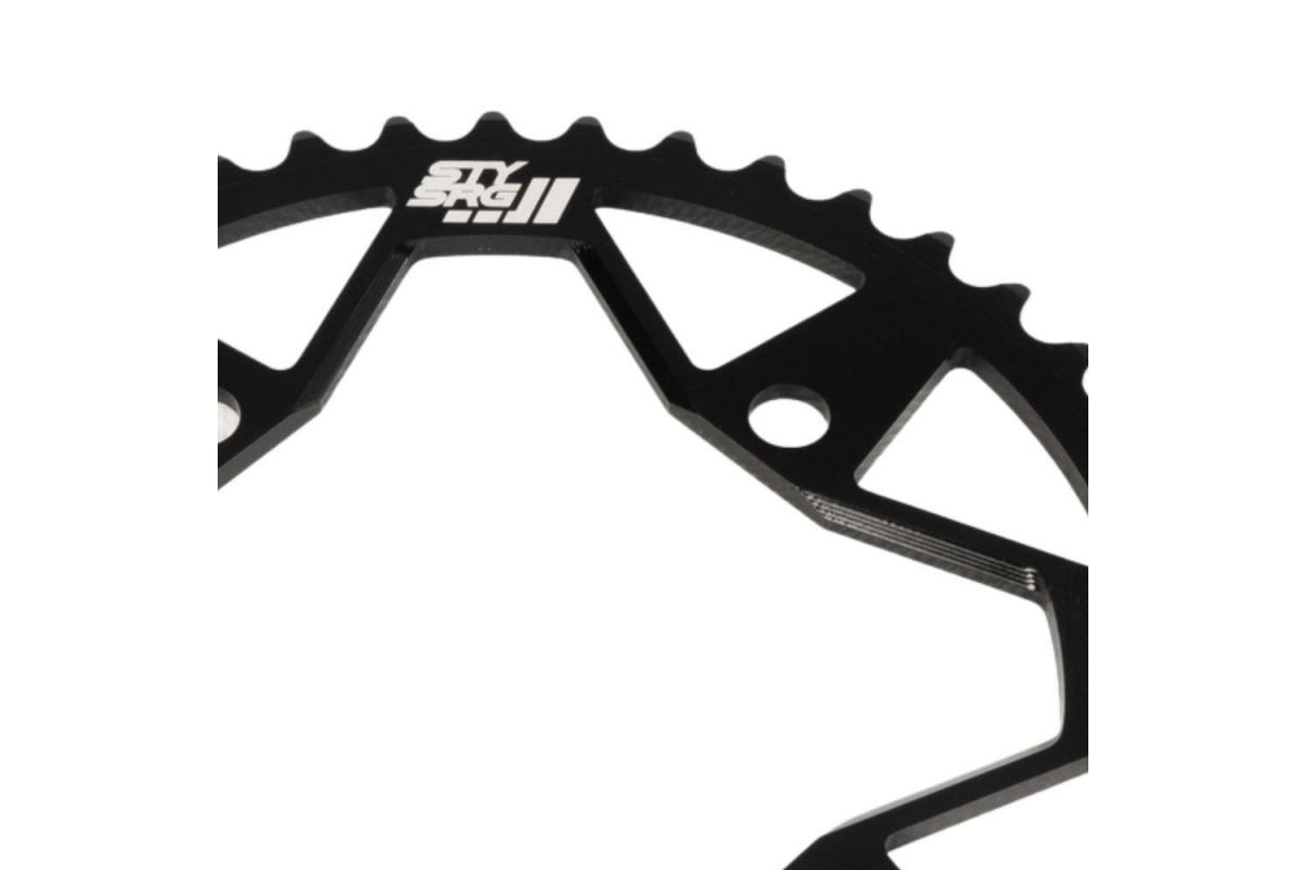 1_couronne-stay-strong-motion-4-vis-black