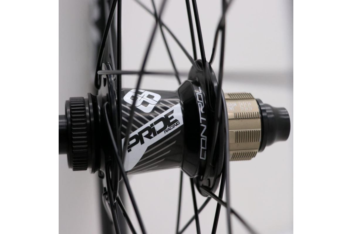 1_paire-de-roues-pride-gravity-exp-ud-matt-v-brake-moyeux-black