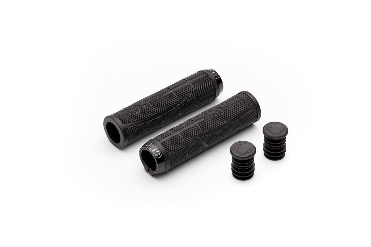 0_PRGP0111_Moon_Dust_Perfrm_01